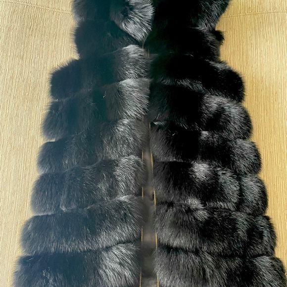 Women’s Black Fox Fur Vest Size 6 – Luxury Outerwear, Excellent Condition - Picture 2 of 9